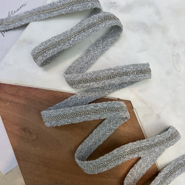 Тесьма текстильная светло-серая с цепочками шариками, 12 мм