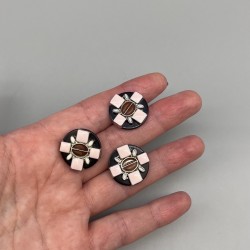 Пуговицы пластик черные с цветными вставками