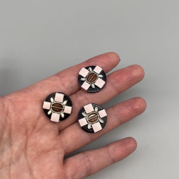 Пуговицы пластик черные с цветными вставками