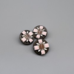 Пуговицы пластик черные с цветными вставками