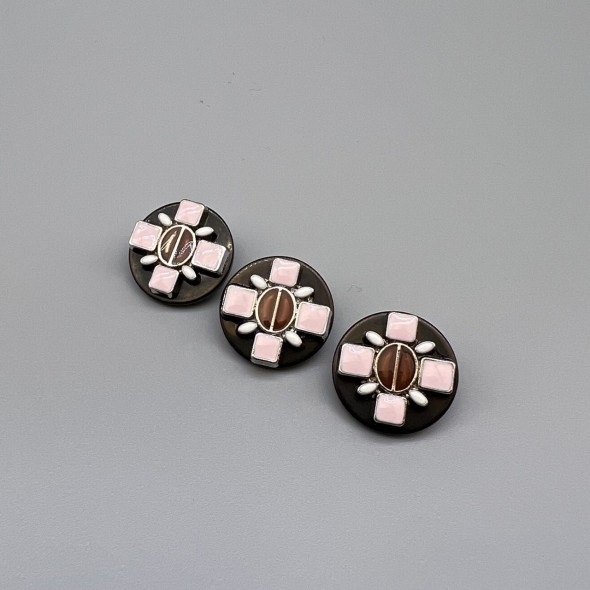 Пуговицы пластик черные с цветными вставками