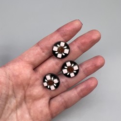 Пуговицы пластик черные с цветными вставками