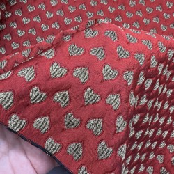 Жаккард с сердцами, красный с золотистыми сердцами