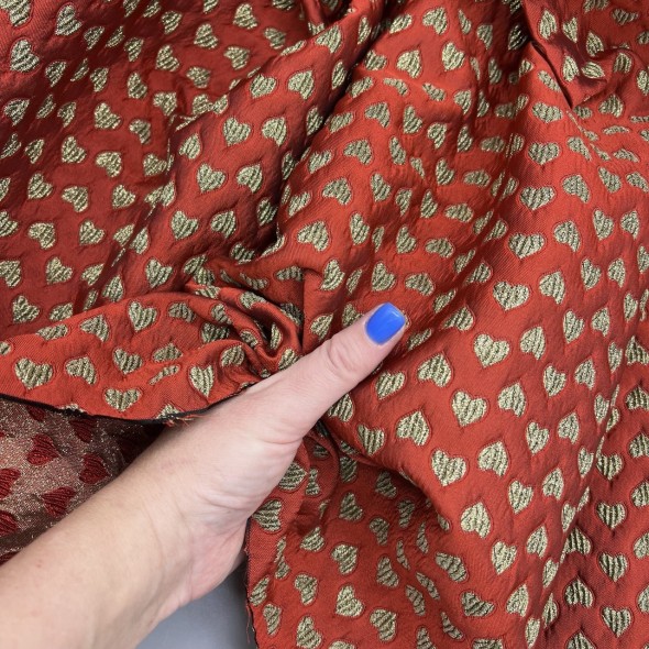 Жаккард с сердцами, красный с золотистыми сердцами