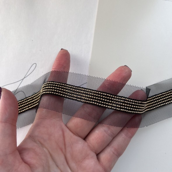 Тесьма из прозрачной сетки с легкими золотистыми цепочками шариками, 3,5 см