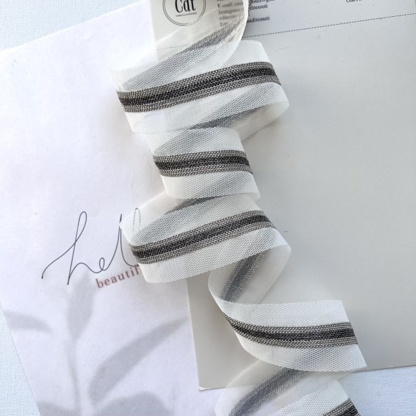 Тесьма на основе из органзы и сетки с легкими серебристыми цепочками шариками двух оттенков, 3,5 см