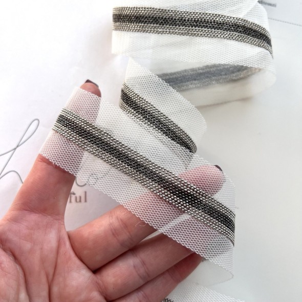 Тесьма на основе из органзы и сетки с легкими серебристыми цепочками шариками двух оттенков, 3,5 см