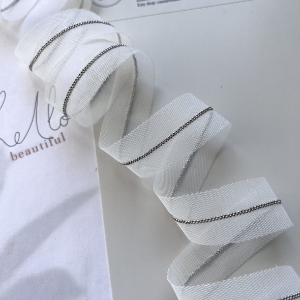 Тесьма на основе из органзы и сетки с легкими серебристыми цепочками шариками, 2,5 см