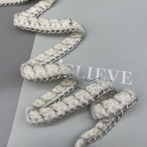 Тесьма плетеная текстильная с легкой серебристой цепочкой