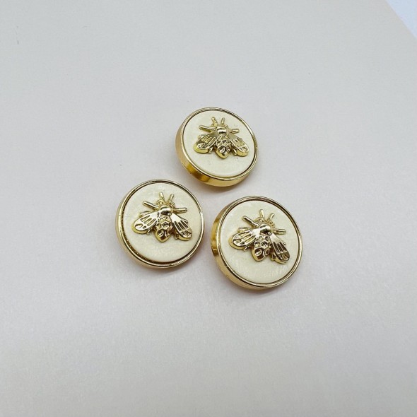 Пуговицы молочные с золотистыми мухами,25 мм