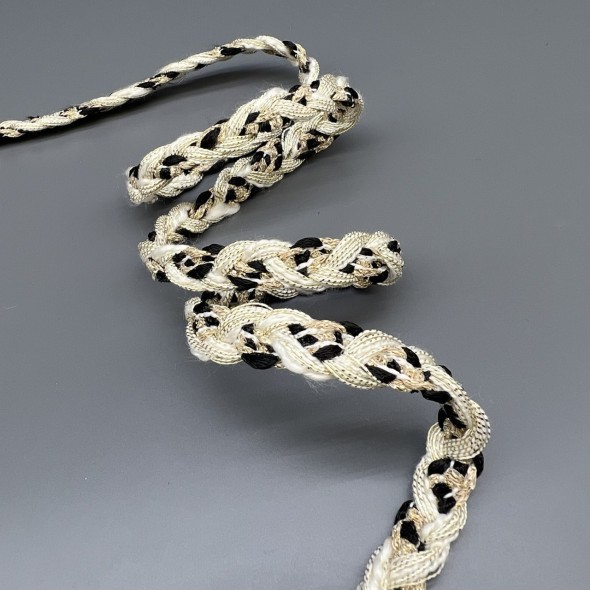 Тесьма плетеная молочная с черными и золотистыми нитями, 12 мм