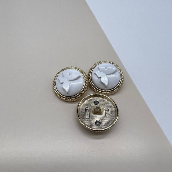 Пуговицы золотистые с белыми обьемными бабочками