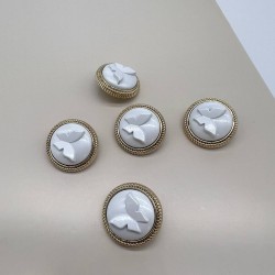 Пуговицы золотистые с белыми обьемными бабочками