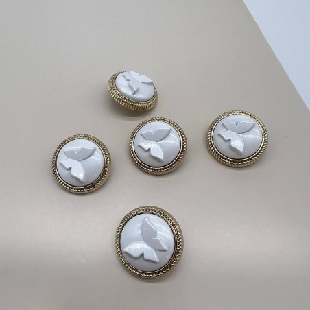 Пуговицы золотистые с белыми обьемными бабочками