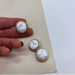 Пуговицы золотистые с белыми обьемными бабочками