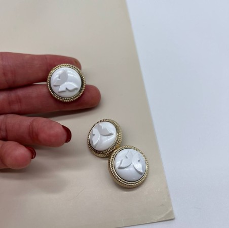 Пуговицы золотистые с белыми обьемными бабочками