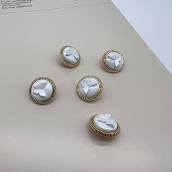 Пуговицы золотистые с белыми обьемными бабочками