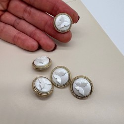Пуговицы золотистые с белыми обьемными бабочками