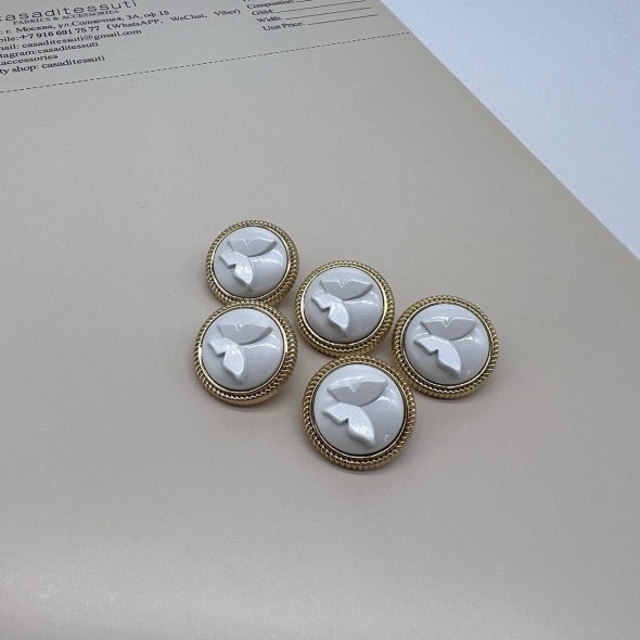 Пуговицы золотистые с белыми обьемными бабочками