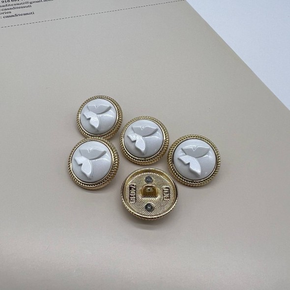 Пуговицы золотистые с белыми обьемными бабочками