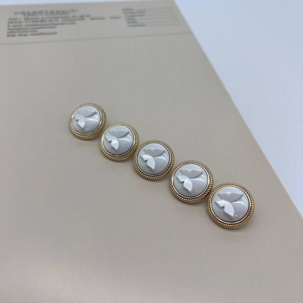 Пуговицы золотистые с белыми обьемными бабочками