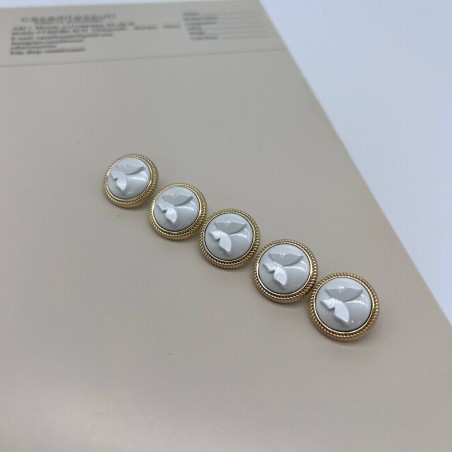 Пуговицы золотистые с белыми обьемными бабочками