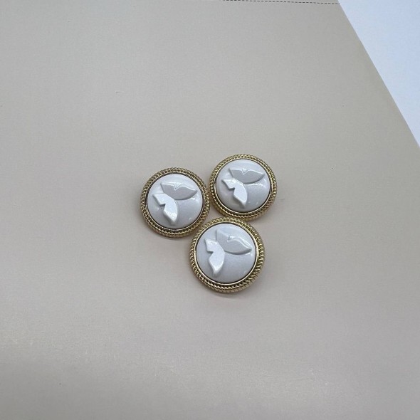Пуговицы золотистые с белыми обьемными бабочками