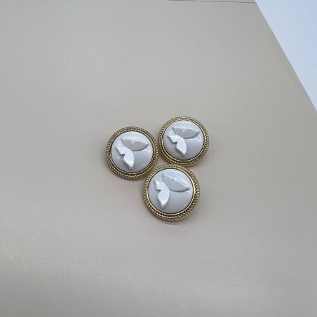 Пуговицы золотистые с белыми обьемными бабочками