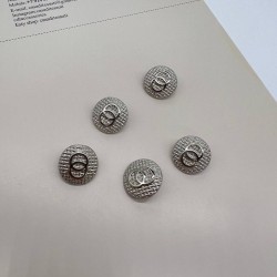 Пуговицы серебристые с рифленой поверхностью