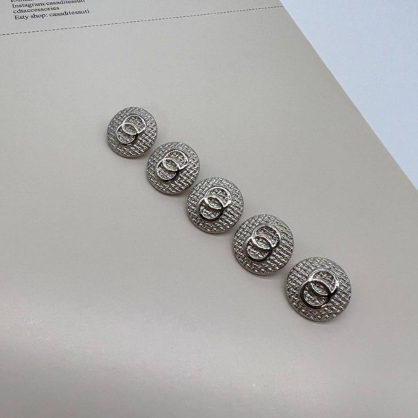 Пуговицы серебристые с рифленой поверхностью