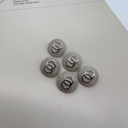 Пуговицы серебристые с рифленой поверхностью