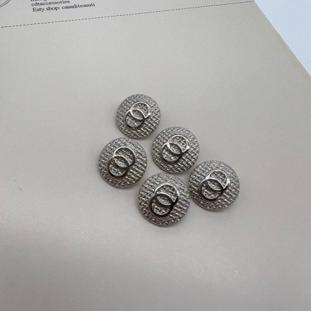Пуговицы серебристые с рифленой поверхностью