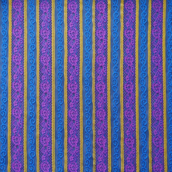 Кружево с яркими полосками