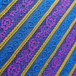 Кружево с яркими полосками