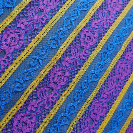 Кружево с яркими полосками