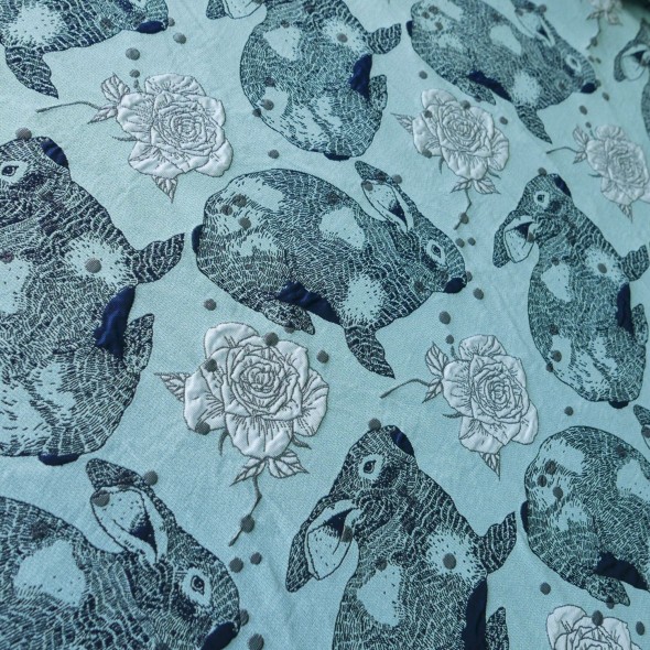 Ткань жаккард с кроликами и розами
