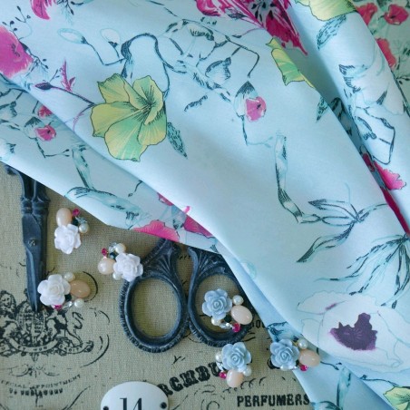 Ткань с шелком принт цветы на голубом фоне