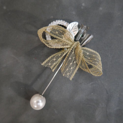 Брошь металлическая с кружевным бантом