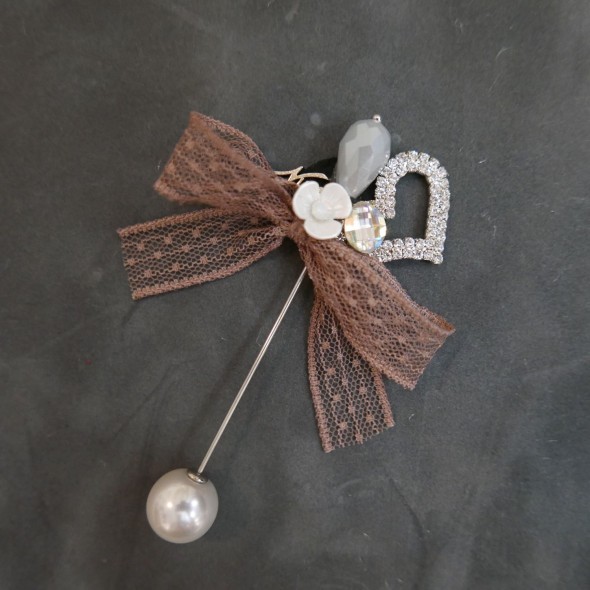 Брошь металлическая с кружевным бантом