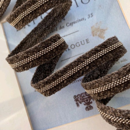 Тесьма бархатистая с цепочками- шариками шоколадного цвета