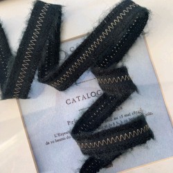 Тесьма чёрного цвета с зигзагообразной строчкой нитью люрекса