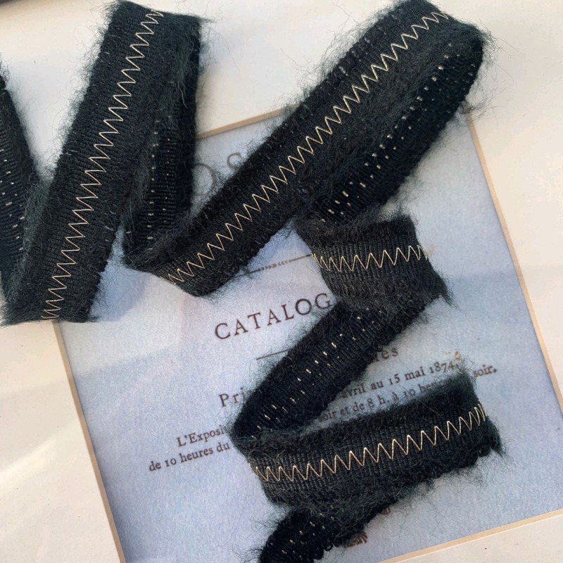 Тесьма чёрного цвета с зигзагообразной строчкой нитью люрекса