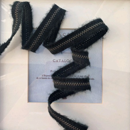Тесьма чёрного цвета с зигзагообразной строчкой нитью люрекса