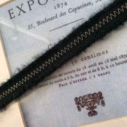 Тесьма чёрного цвета с зигзагообразной строчкой нитью люрекса