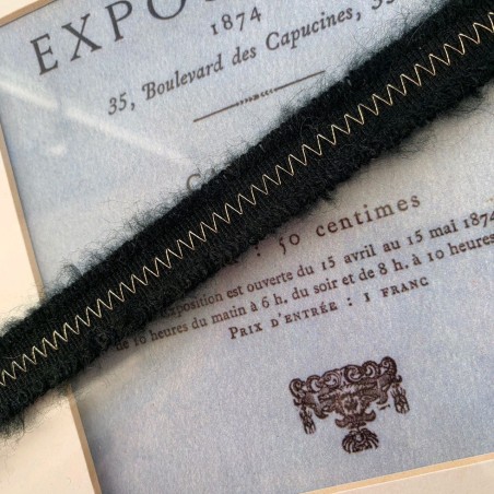 Тесьма чёрного цвета с зигзагообразной строчкой нитью люрекса