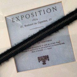 Тесьма чёрного цвета с зигзагообразной строчкой нитью люрекса