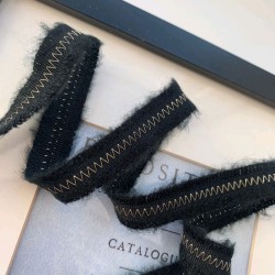 Тесьма чёрного цвета с зигзагообразной строчкой нитью люрекса