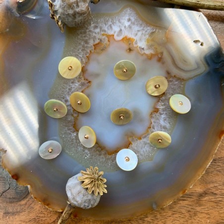 Пуговицы перламутровые рубашечные на ножке