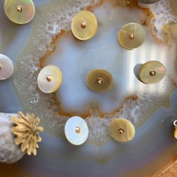 Пуговицы перламутровые рубашечные на ножке
