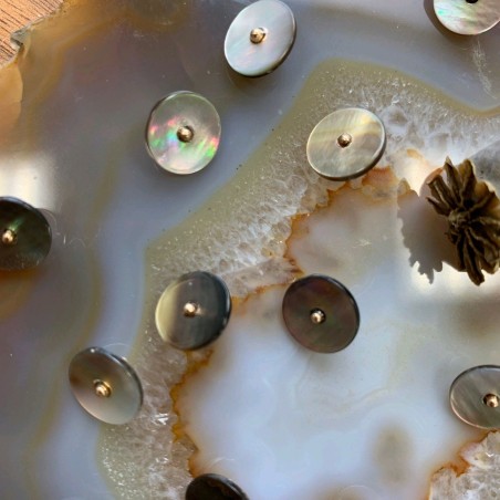 Пуговицы перламутровые рубашечные на ножке